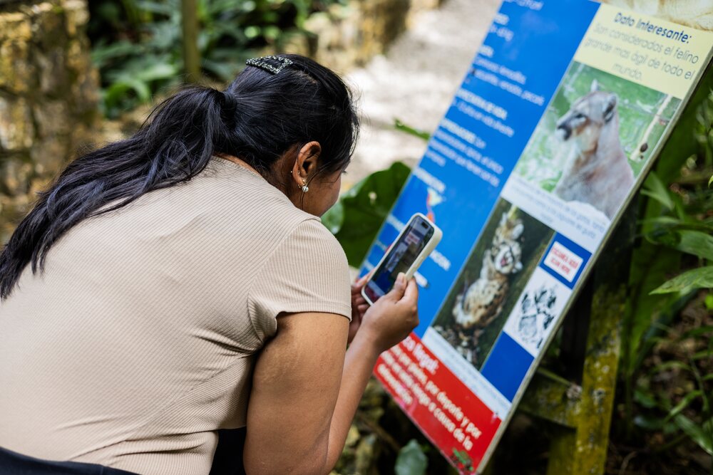 Visitante usando la app de realidad aumentada
