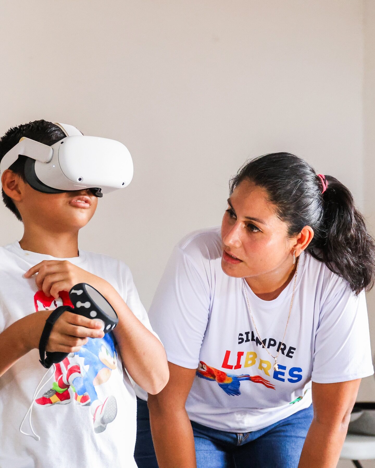 Niña usando un visor de realidad virtual en el CEBIO