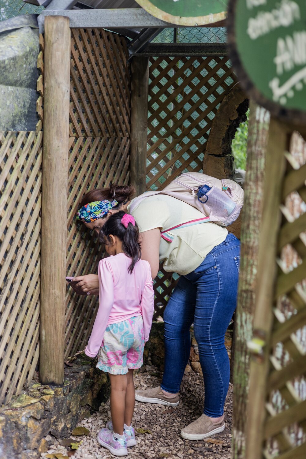 Familia buscando glifos mayas en el circuito