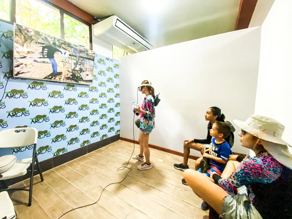 Niñas usando visores de realidad virtual