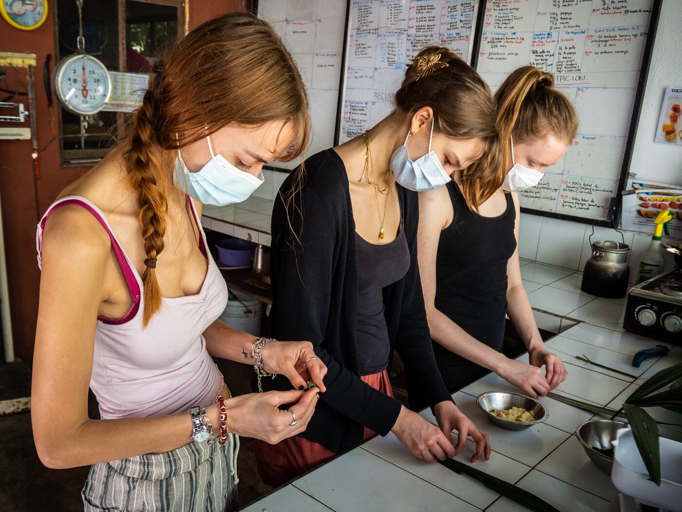 Voluntarias preparando alimento en el centro de rescate