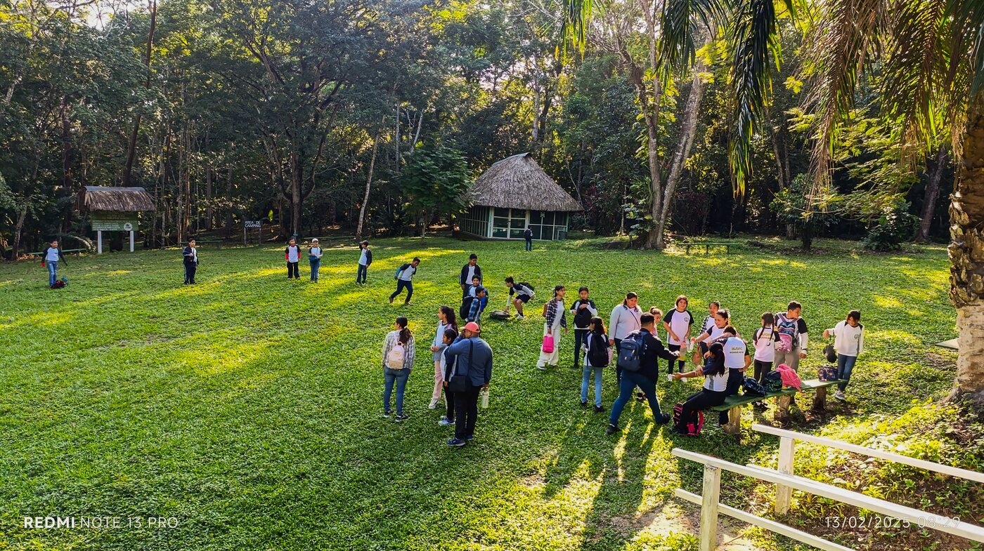 Visitantes recorriendo el Parque Nacional El Rosario