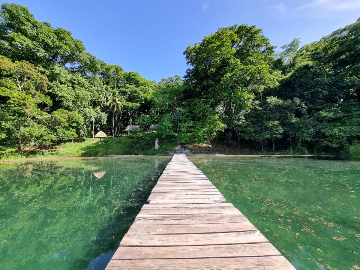Pasarela de madera sobre la Laguna El Rosario