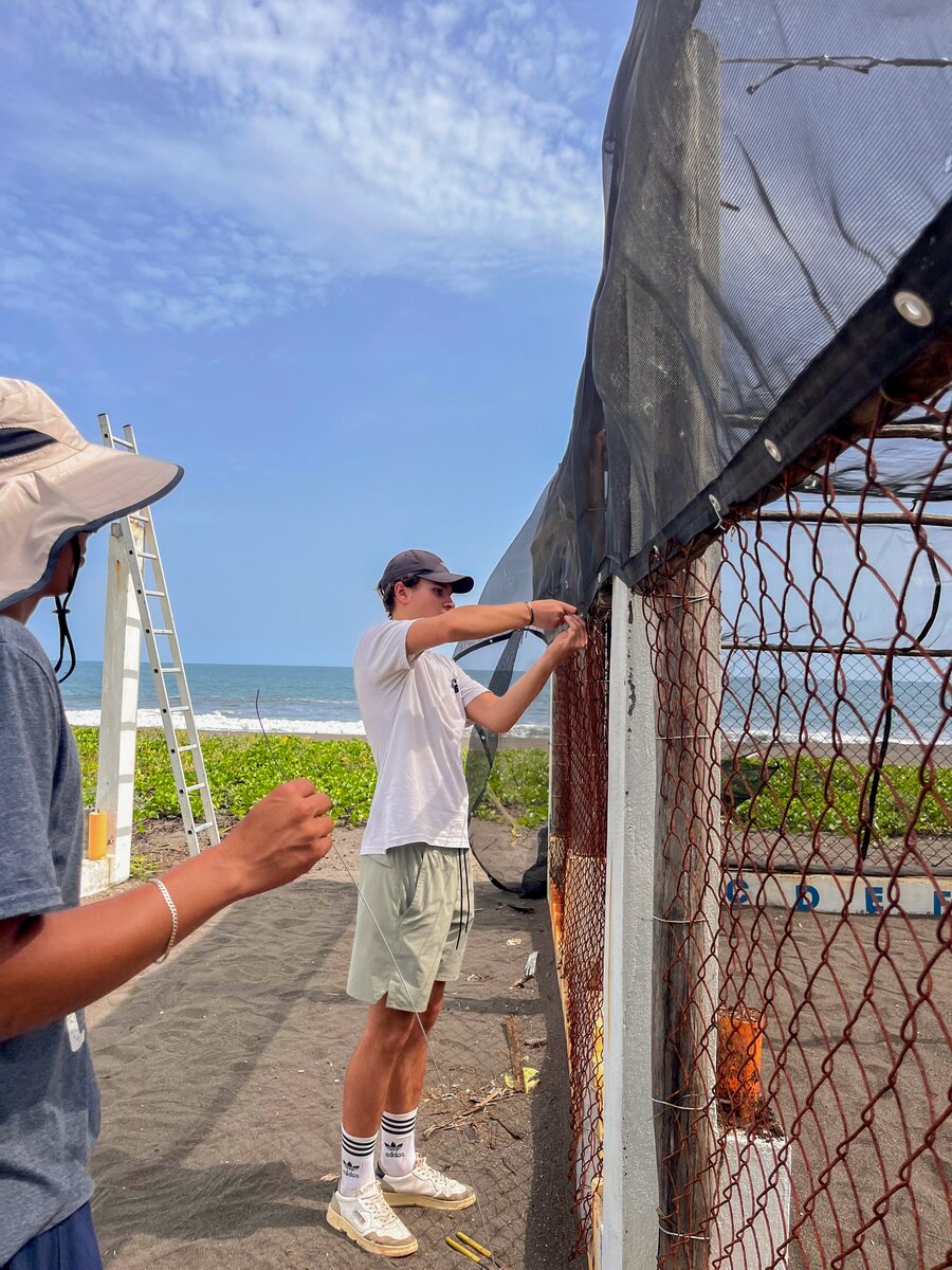 Voluntarios navegando por el manglar